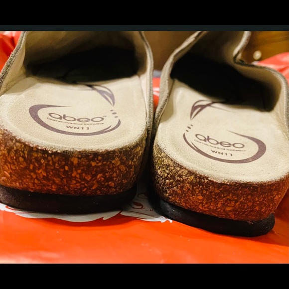 Abeo Bio System Women’s Brown Suede Mules
Size 11 - Picture 11 of 12
